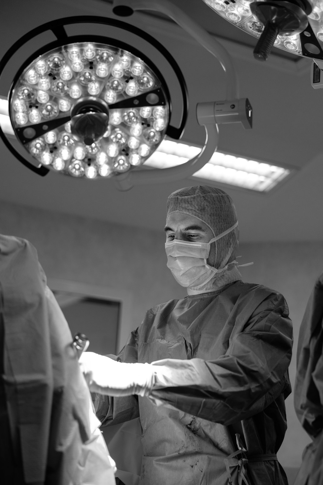 Le Dr Geoffrey Ginot au bloc opératoire